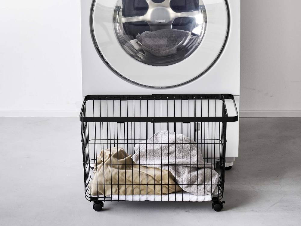 【tower/タワー】キャスター付きシルバースチールランドリーバスケット、35リットル容量で最大5kgの洗濯物を収納可能