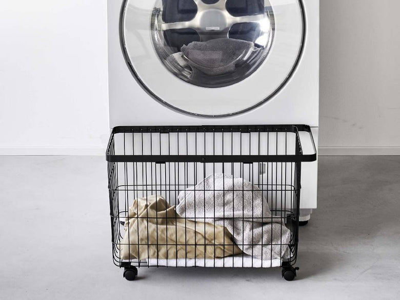 【tower/タワー】キャスター付きシルバースチールランドリーバスケット、35リットル容量で最大5kgの洗濯物を収納可能