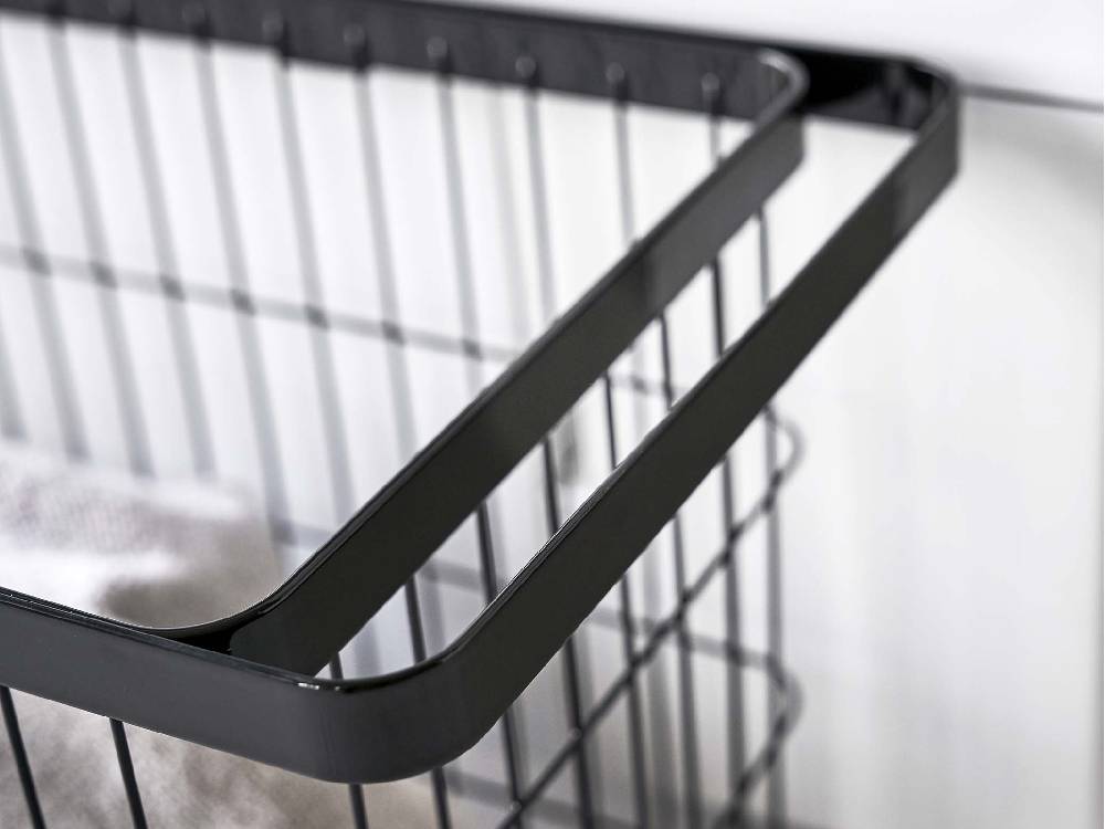 スチール製キャスター付きワイド＆ローランドリーバスケットが棚に収納されている様子