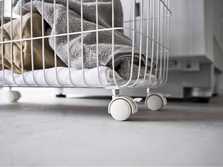 キャスター付きの銀色スチール製ランドリーバスケット、ワイド＆ロータイプで家庭用に最適なデザイン