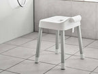 白色のMIST/ミスト 引っ掛け風呂イス SH35。ポリプロピレン座面とアルミニウム合金パイプを使用し、耐荷重約100kgの風呂用椅子
