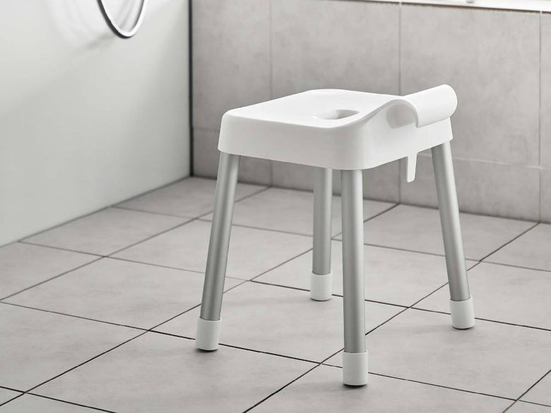 白色のMIST/ミスト 引っ掛け風呂イス SH35。ポリプロピレン座面とアルミニウム合金パイプを使用し、耐荷重約100kgの風呂用椅子