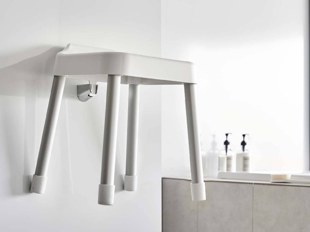 MIST/ミスト 引っ掛け風呂イス SH35のシルバーカラーの浴室用イス。ポリプロピレン製の座面とアルミニウム合金のパイプを使用し、耐荷重100kgに対応