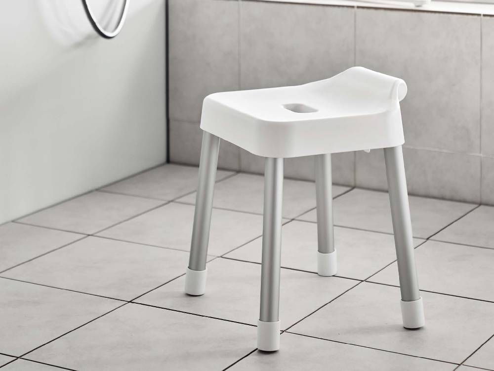 白色の【MIST/ミスト】引っ掛け風呂イス SH35、ポリプロピレン製座面とアルミニウム合金製パイプを備えた風呂用イス
