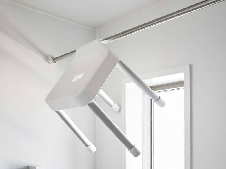 シルバー調のアルミ合金パイプに引っ掛けられた【MIST/ミスト】引っ掛け風呂イス SH35。ポリプロピレン製の座面と滑り止めエラストマーが特徴