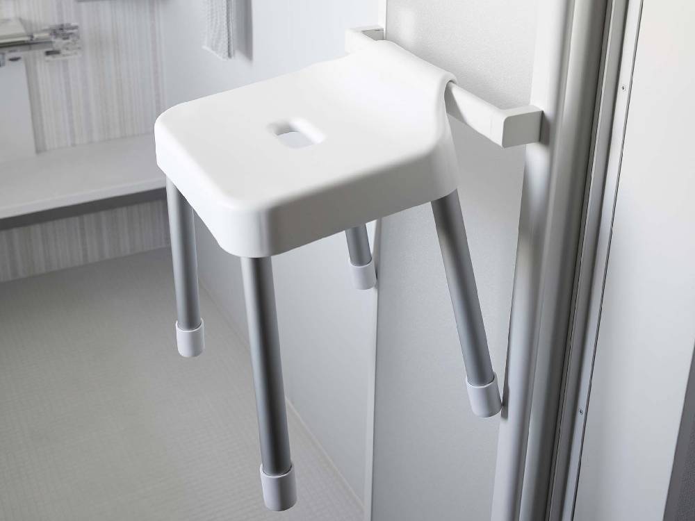 MIST（ミスト）の引っ掛け風呂イス SH35が浴室のシャワーフックに取り付けられており、ポリプロピレン製の座面とアルミニウム合金のパイプが特徴的な様子