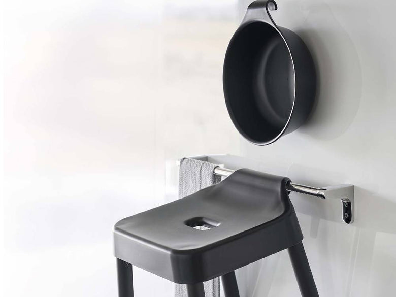 銀色のアルミニウム合金とプラスチック製の【MIST/ミスト】引っ掛け風呂イス SH30、頑丈なハンドル付き浴室用椅子