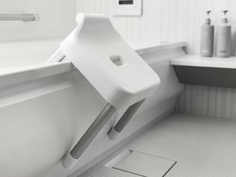 浴室の浴槽に掛けられた【MIST/ミスト】引っ掛け風呂イス SH30。銀色のアルミニウム合金パイプとプラスチック製座面を備えた耐荷重100kgのバスルーム用椅子