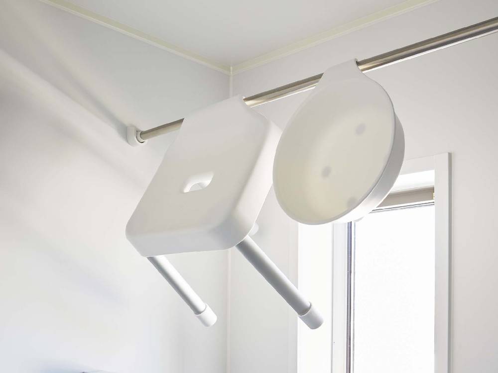 【MIST/ミスト】引っ掛け風呂イス SH30の写真。アルミニウム合金パイプとポリプロピレン製の座面を使用し、耐荷重約100kgの頑丈な設計で壁に引っ掛けて使用する風呂用イス。