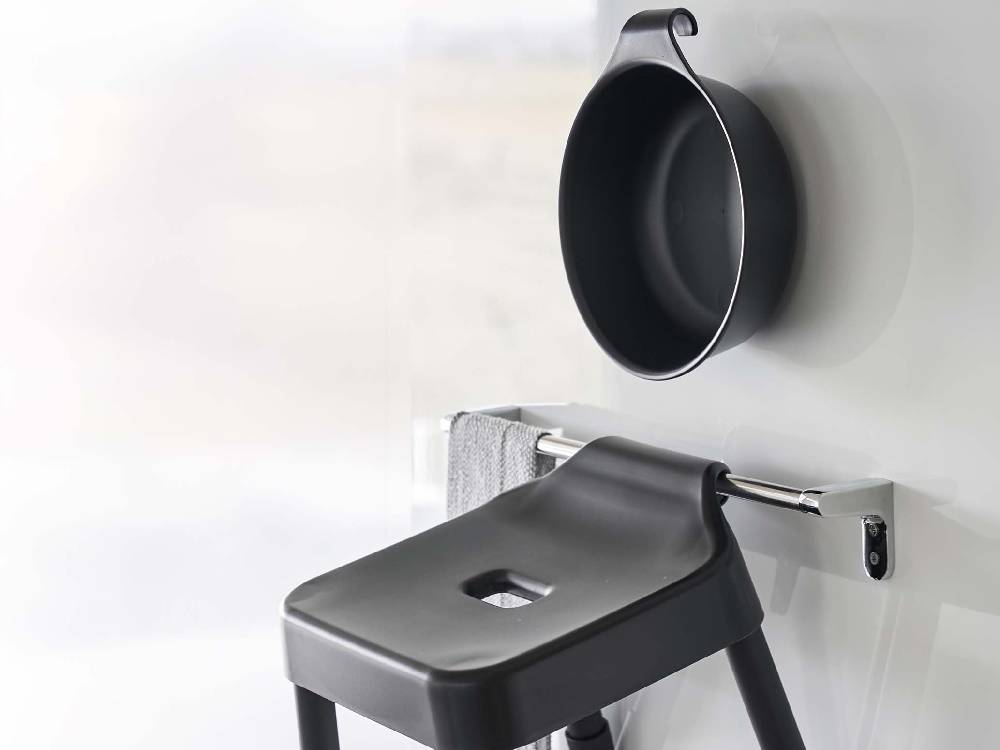 シルバー色のアルミニウム合金とプラスチック製の【MIST/ミスト】引っ掛け風呂イス SH25、ハンドルと滑り止め付き