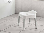 白色の【MIST/ミスト】引っ掛け風呂イス SH25。ポリプロピレン製座面とアルミニウム合金パイプを使用し、耐荷重約100kgのバスルーム用イス。