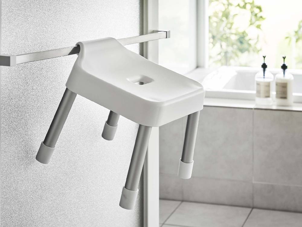 【MIST/ミスト】引っ掛け風呂イス SH25の実物写真。ポリプロピレン製の座面とアルミニウム合金パイプ、滑り止めエラストマーを使用し、耐荷重100kgに対応しています。