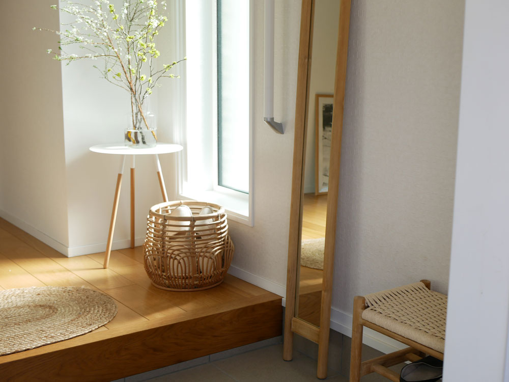 木製家具とハウスプランツが配置されたインテリアに設置されたHOKOS全身映るチークスリムミラー