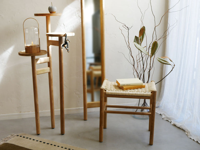 インドネシア製サンフラワーラタンHOKOS全身映るスリムミラーと花束が配置された木製インテリア