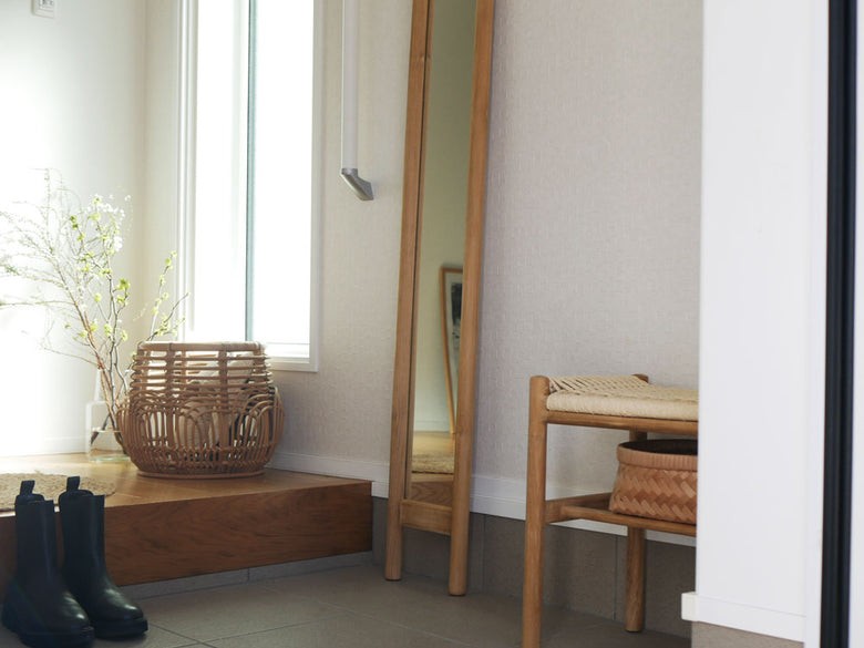 チーク無垢材と合板を使用したHOKOSの全身映るスリムミラー