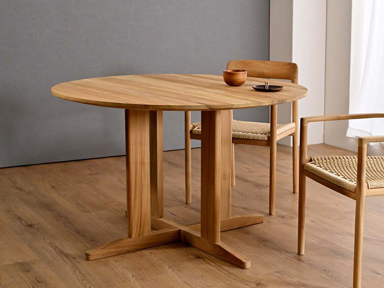 チーク無垢材を使用したHOKOSのサンフラワーラタン製ラウンドダイニングテーブルとチェアのセット。直径115cm、高さ72cmのアウトドア用木製家具。