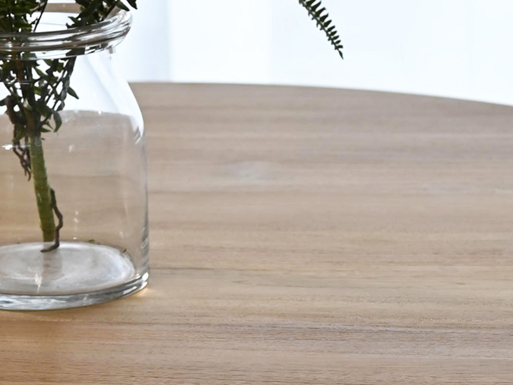 チーク無垢材とサンフラワーラタンを使用したHOKOSの丸型ダイニングテーブル