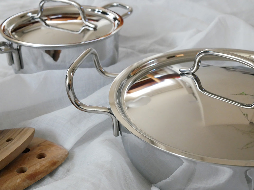 ジオプロダクトの15年保証日本製フタ付き鍋セット、ステンレスとアルミニウムの多層構造を持つ複数サイズの調理用鍋