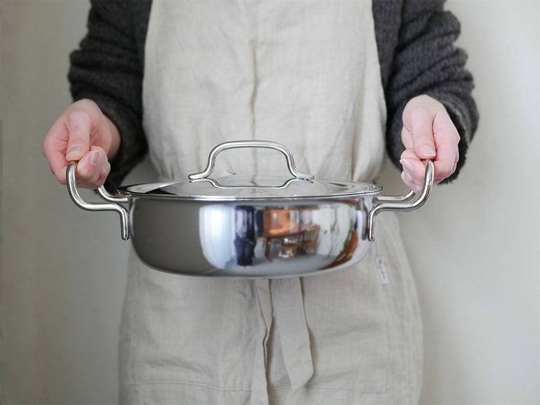 ジオプロダクトの15年保証日本製フタ付き多層ステンレス鍋セット。複数サイズの片手鍋と両手鍋が揃ったキッチン用調理器具
