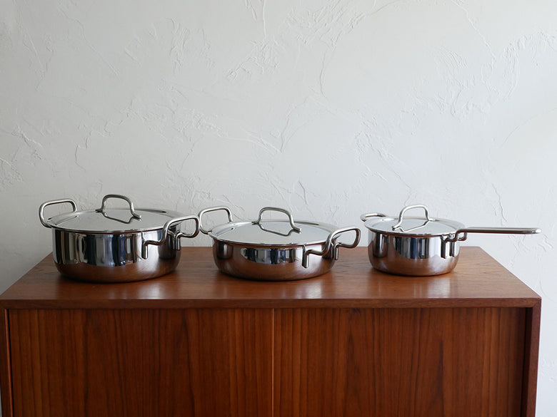 ジオプロダクトの18-8ステンレス製フタ付き鍋セット。複数サイズの鍋が整然と並んでいる