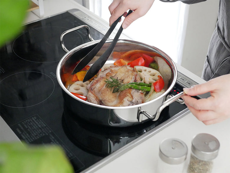 15年保証の日本製ジオプロダクトフタ付き鍋。18-8ステンレス製でキッチンに置かれている