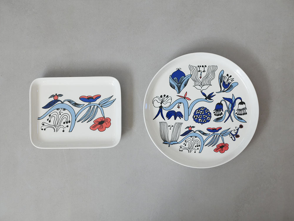 Arabia（アラビア）製プータルフリプレートの磁器ディナーウェアセット。直径24cmと15x19cmの2サイズが含まれています