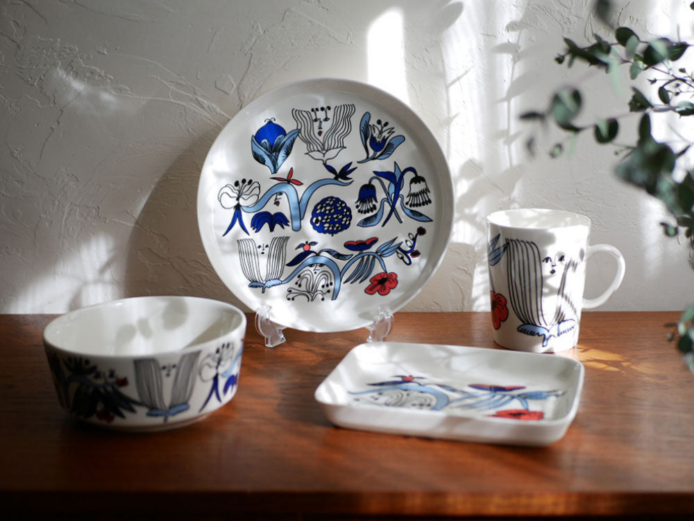 【Arabia/アラビア】プータルフリ プレート、タイ製磁器で24cmと15x19cmの異なるサイズのディナープレートが並んでいる