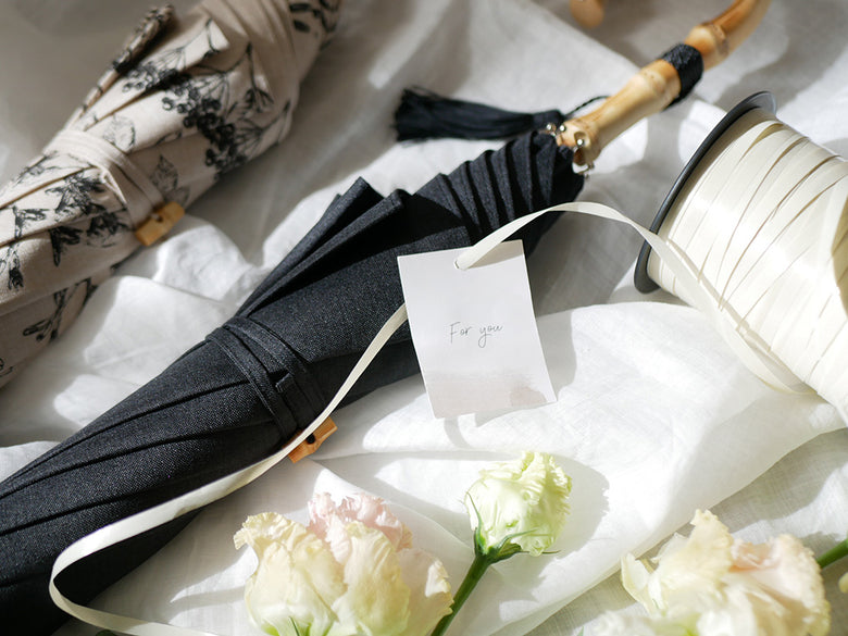 because（ビコーズ）のプレーンカラー黒色傘。ポリエステル100％の生地、鉄製骨、バンブーハンドルを使用した丈夫な傘。全長約67㎝、直径約80㎝