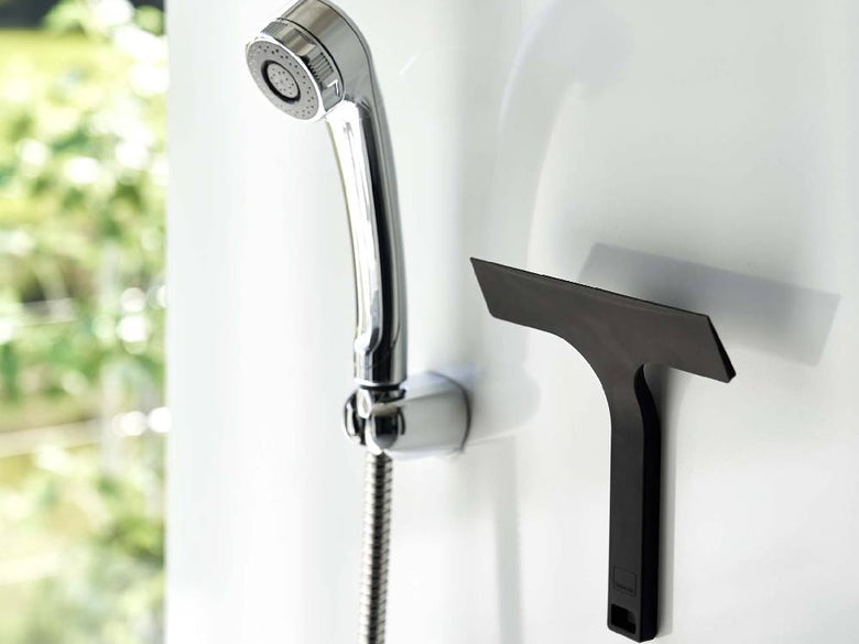 マグネット水切りワイパー Sが浴室のスチール壁に取り付けられている様子