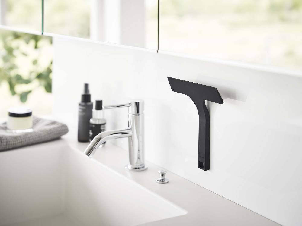 tower/タワー マグネット水切りワイパー Sが浴室のスチール壁面に取り付けられている様子