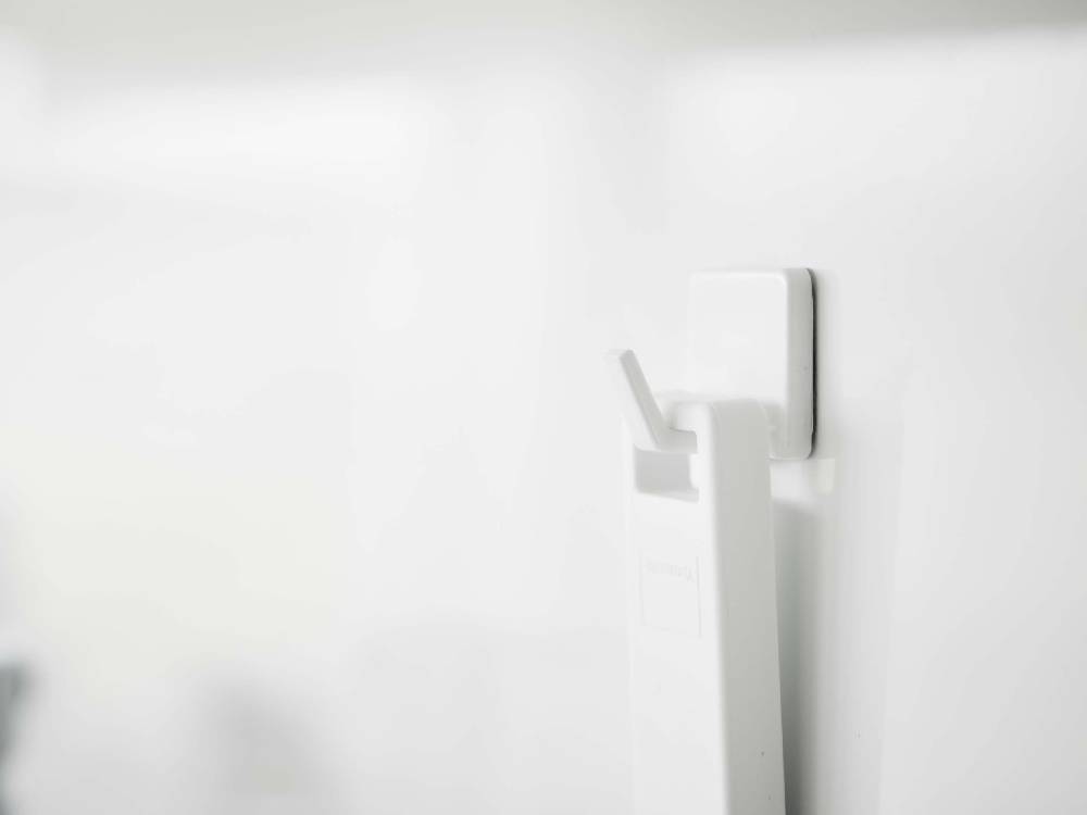 【tower/タワー】マグネット水切りワイパー Sがスチール製の壁面にしっかりと取り付けられている様子