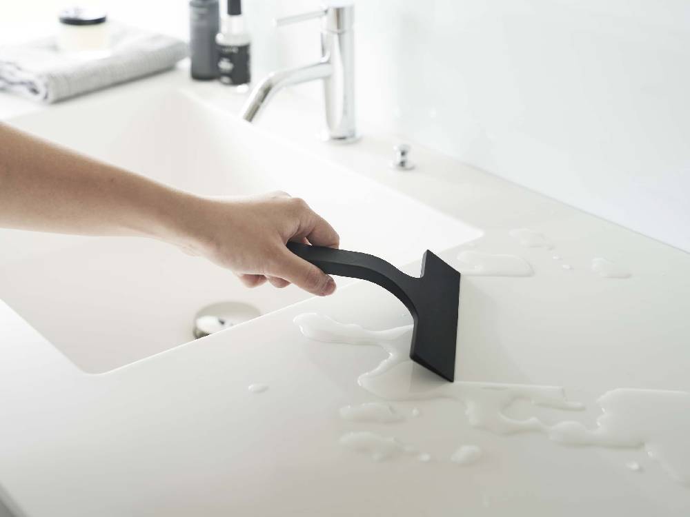 浴室のセラミックシンク横のスチール壁に取り付けられたシリコーン製マグネット水切りワイパー S