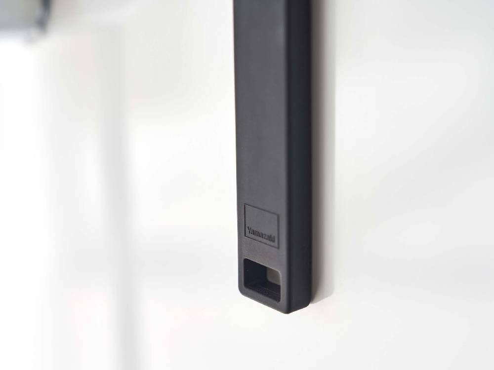 【tower/タワー】マグネット水切りワイパー Sがスチール製浴室壁に取り付けられている様子