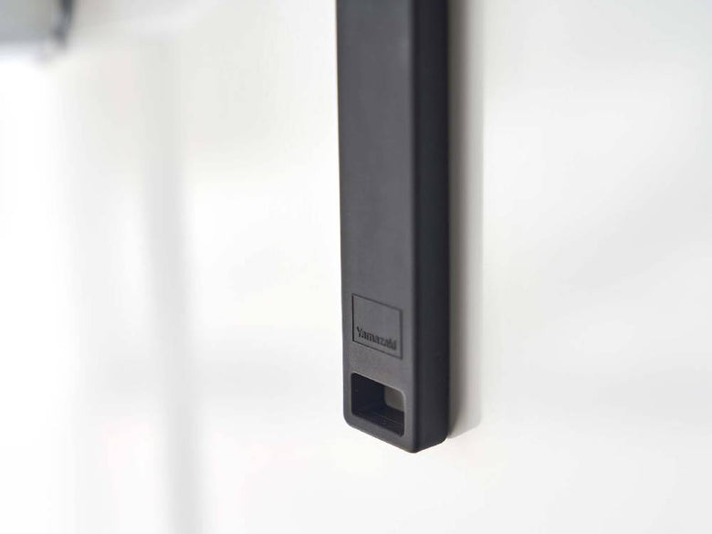 【tower/タワー】マグネット水切りワイパー Sがスチール製浴室壁に取り付けられている様子