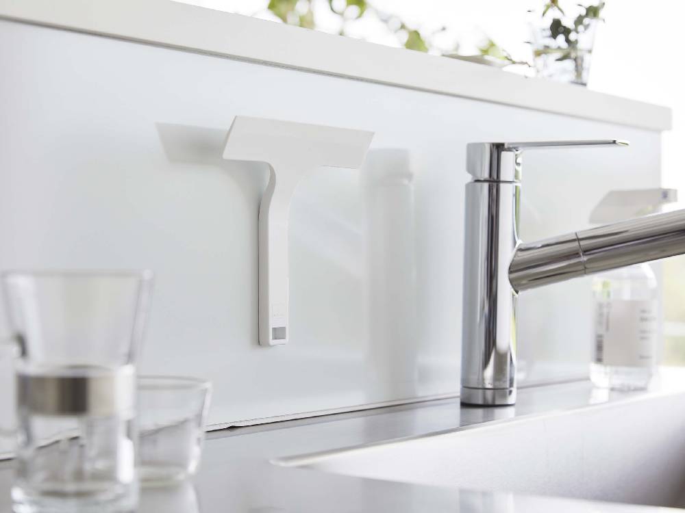 シリコーン製マグネット水切りワイパーが浴室のシンクカウンターに取り付けられている様子