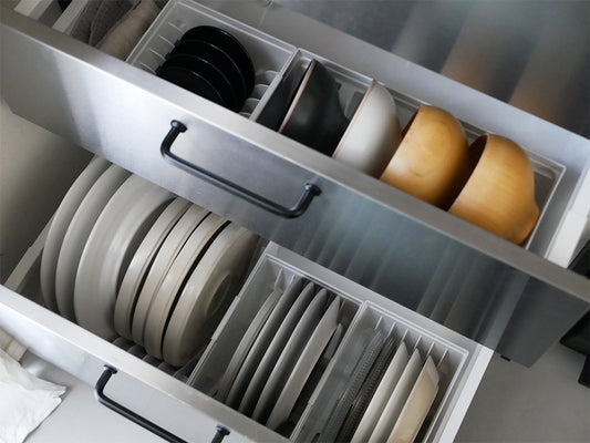 リッチェルのディッシュスタンドがキッチンの棚に整然と配置されている様子