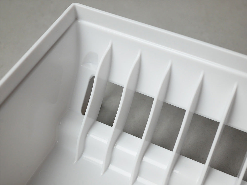 リッチェル トトノのポリプロピレン製ディッシュスタンドセット。ミニ、レギュラー、ワイドサイズのお皿スタンドとお椀スタンドが並んでいる。