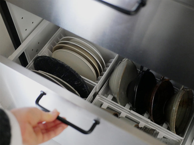 キッチンのキャビネット内に整然と配置されたリッチェル トトノのディッシュスタンド。棚や引き出しに食器が美しく並んでいる様子が見えます。