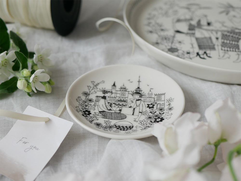 アラビア エミリア プレートの磁器製食器セット。ベージュ色で150周年記念バックスタンプが入っています。