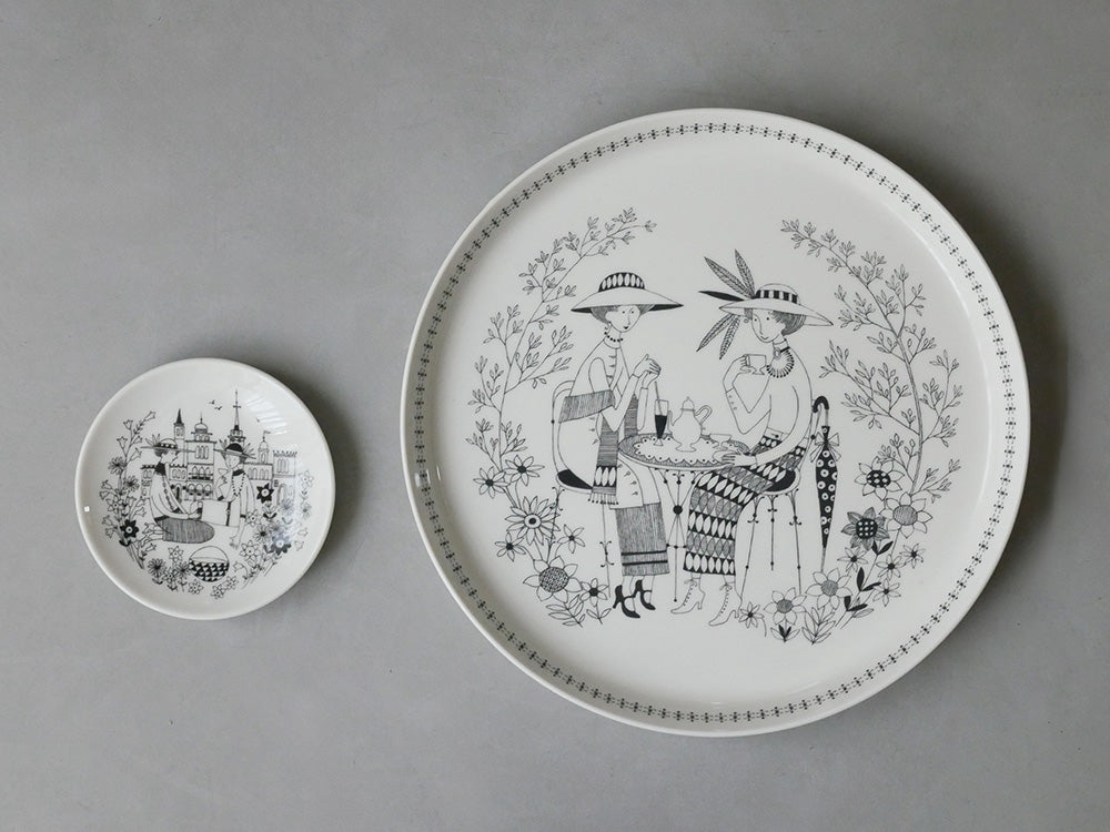 アラビア製エミリアプレート、ベージュの磁器ディナーウェア、150周年記念バックスタンプ入り