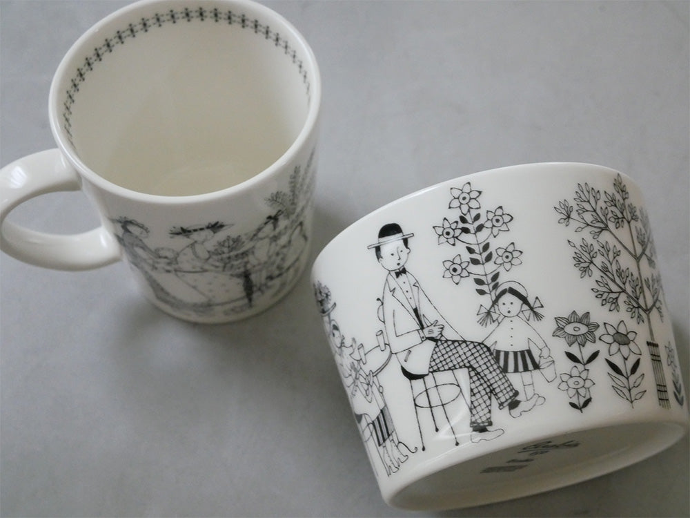 アラビア150周年記念エミリアマグ、ベージュの磁器製300mlカップ、特別バックスタンプ入り