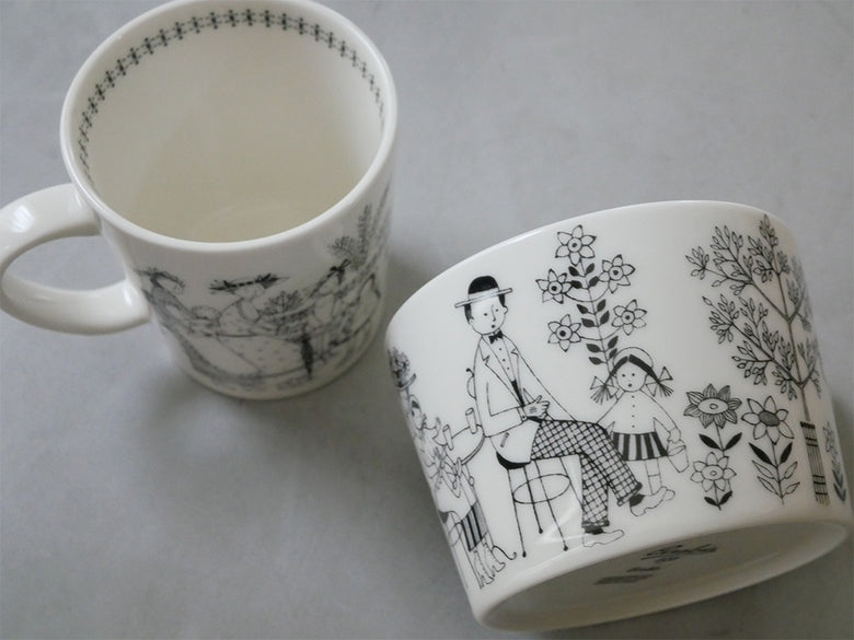 アラビア150周年記念エミリアマグ、ベージュの磁器製300mlカップ、特別バックスタンプ入り