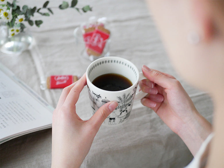 テーブルに置かれたアラビア エミリアシリーズのマグカップとカップのセット