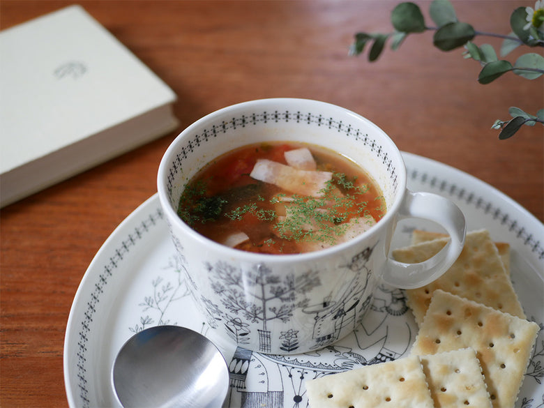 アラビアのエミリアマグとカップがテーブルに並べられ、スープや飲み物が添えられている様子。