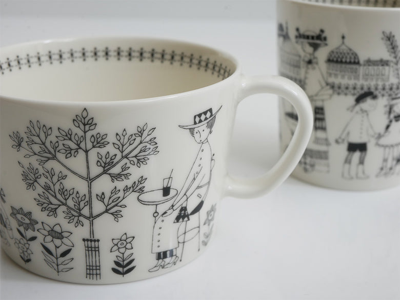 アラビアブランドのエミリアマグカップ、ベージュ色の磁器製で300ml容量、150周年記念の特別バックスタンプ入り