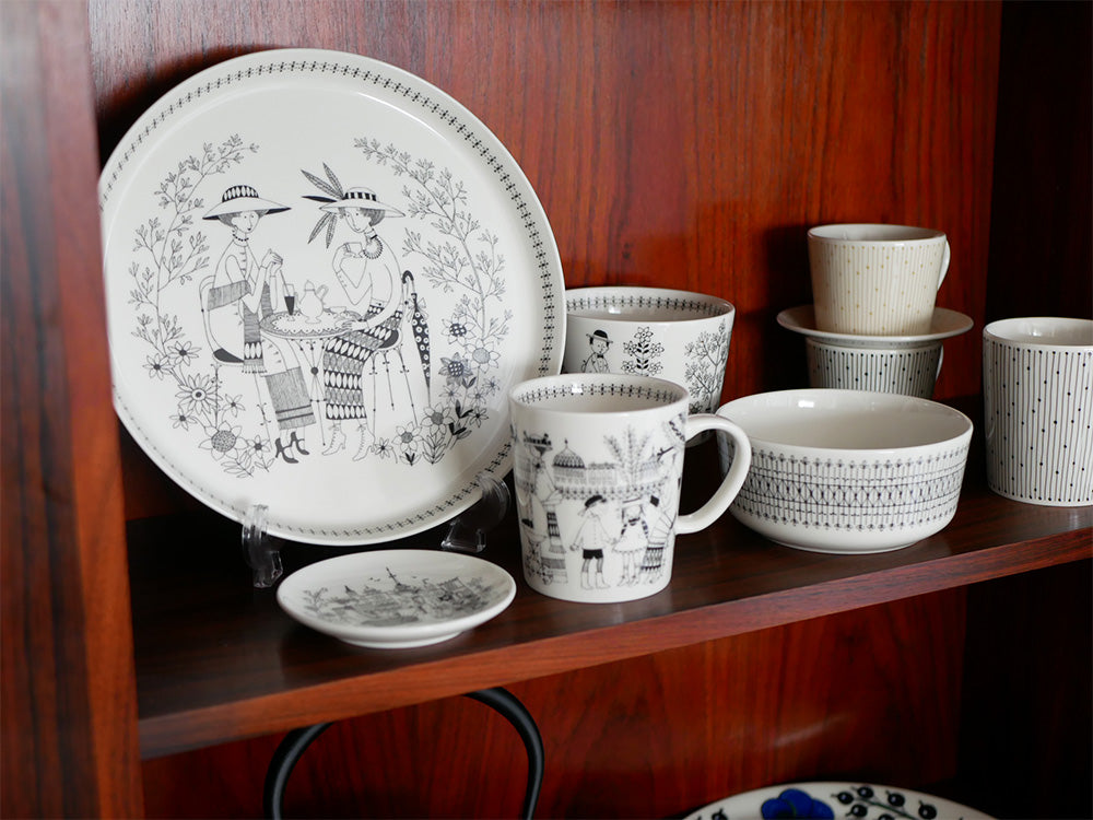 アラビアのエミリアマグ。ベージュ色の磁器製カップに150周年記念の特別なバックスタンプが入っています。