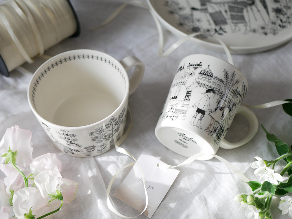 アラビアエミリアシリーズのベージュ色磁器製マグカップ（300ml）とカップ（400ml）が並んだ商品画像。150周年記念のバックスタンプ入り。