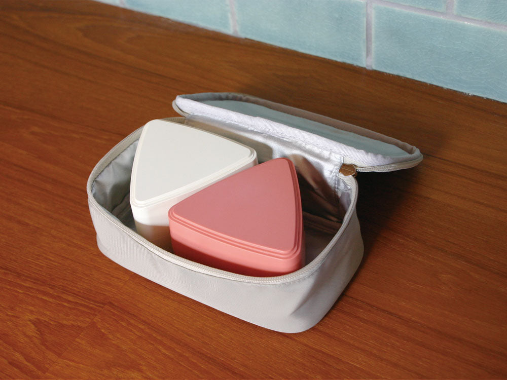 ピンク色のジェルクール square L ランチボックス。蓋が保冷剤として機能するプラスチック製の食品保存容器で、オフィスや日常使用に最適です。