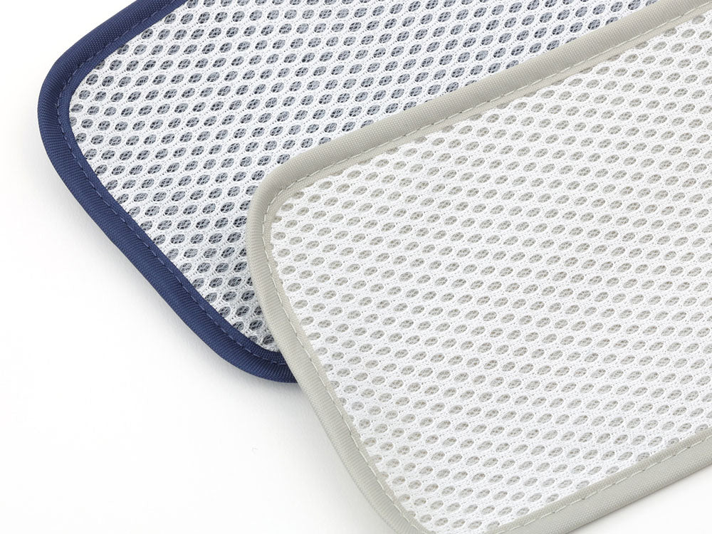 GEL-COOLジェルクール蓋が保冷剤になる500mlのランチボックスが、ファイバーとレザーの敷物上に置かれている様子