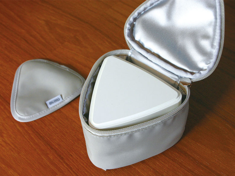 保冷剤として機能する蓋付きGEL-COOL triangleランチボックスと専用保冷ケースのセット
